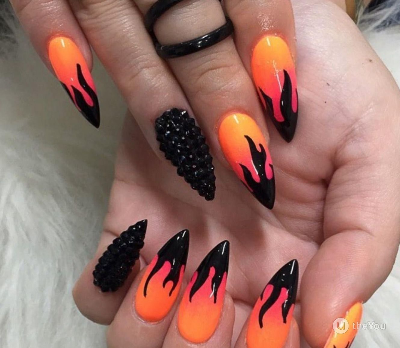 Дизайн ногтей огонь. Ногти оранжевые с черным. Маникюр оранжевый с черным. Черно оранжевые ногти. Ногти с огнем.