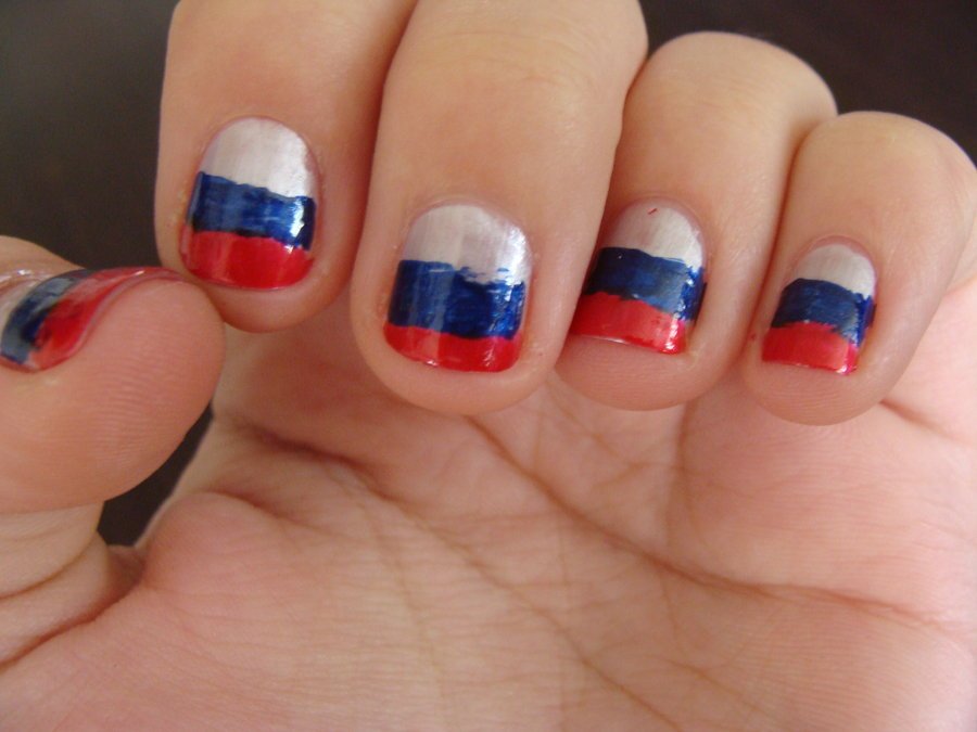 Ногти дизайн флаг. Маникюр с флагом. Маникюр с флагом России. Маникюр белый синий красный. Маникюр в стиле российского флага.