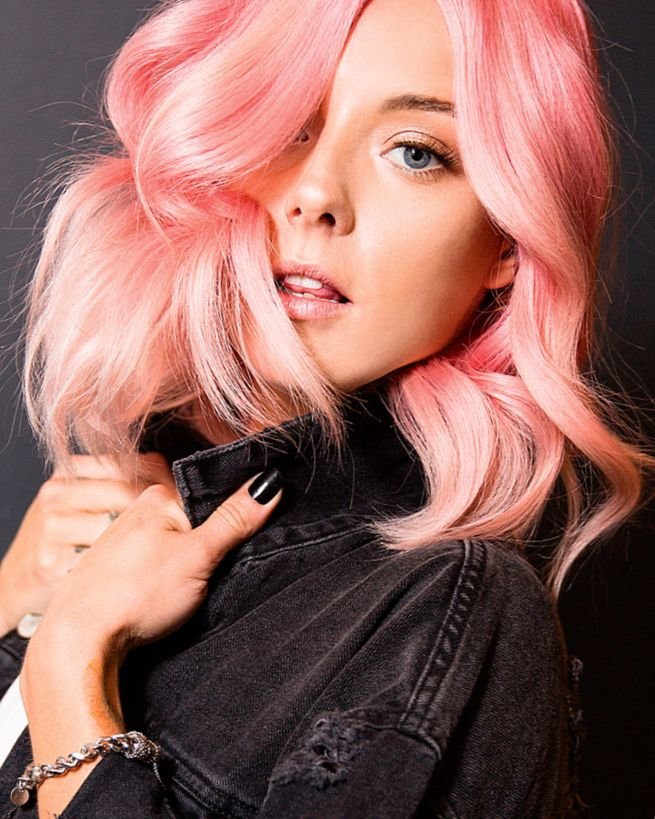 Костюм с розовыми волосами. Красивые девушки с розовыми волосами. Стиль одежды с розовыми волосами. Ивлева с розовыми волосами.