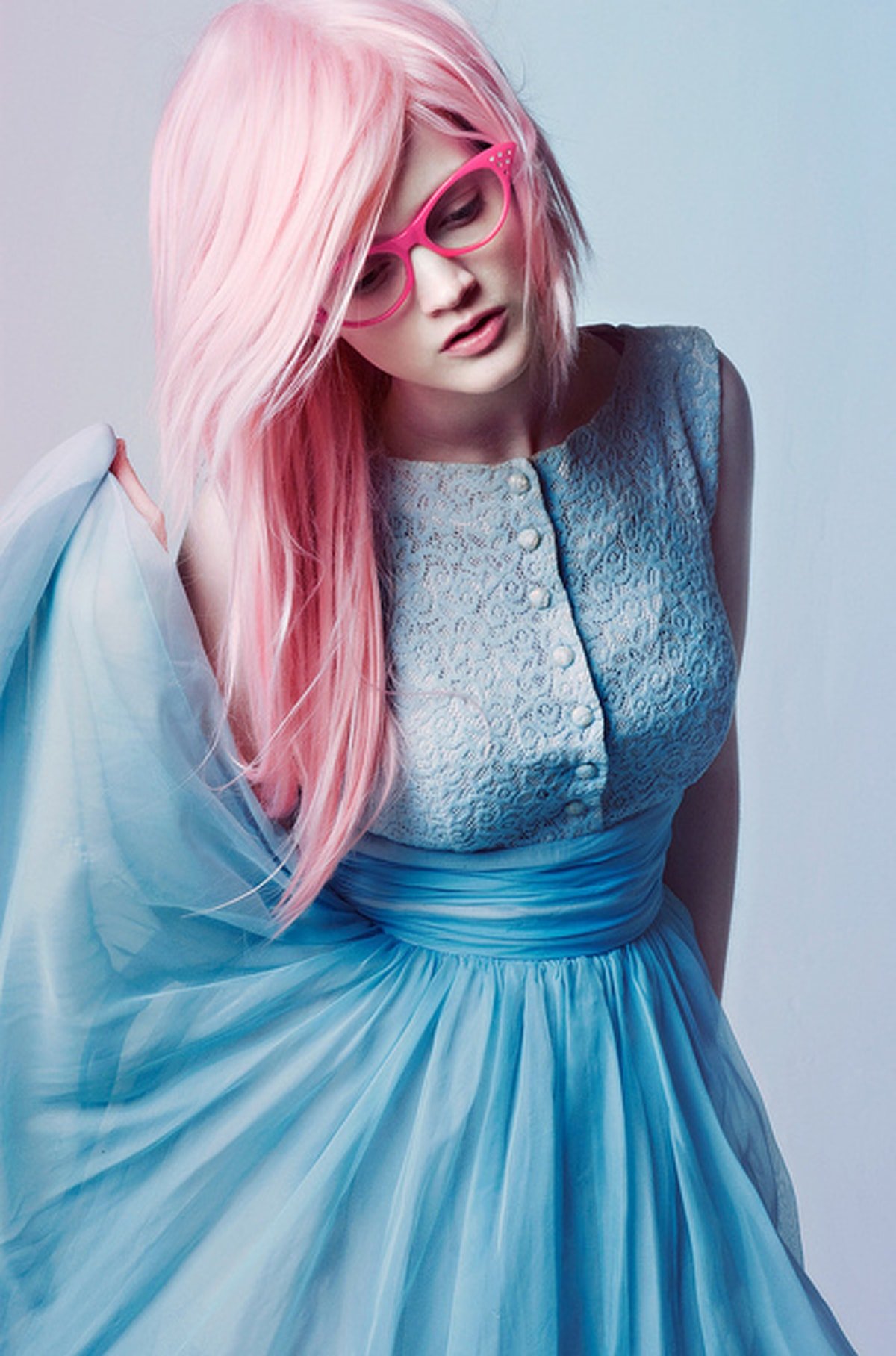 Девочка с сине розовыми волосами. Розово голубые волосы. Розовый цвет волос. Необычный цвет волос у девушек. Фотосессия с розовыми волосами.
