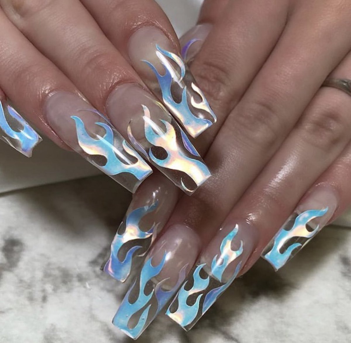 Дизайн ногтей огонь. Голубой огонь на ногтях. Маникюр на длинные ногти огонь. Длинные ногти с огнем. Маникюр пламя.