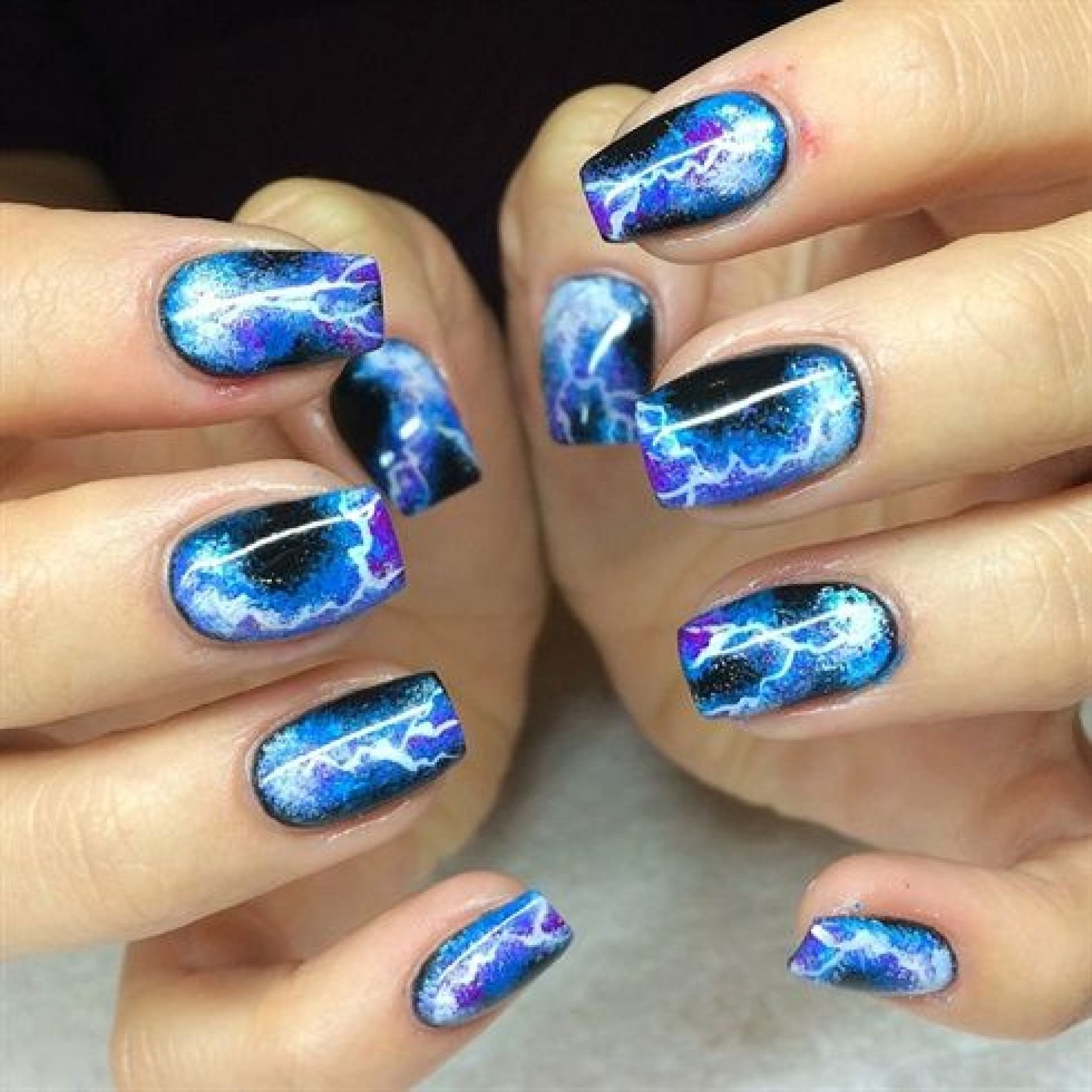 Дизайн ногтей эффект. Синие ногти с молнией. Космический маникюр. Маникюр синий космос. Ногти с синей молнией.