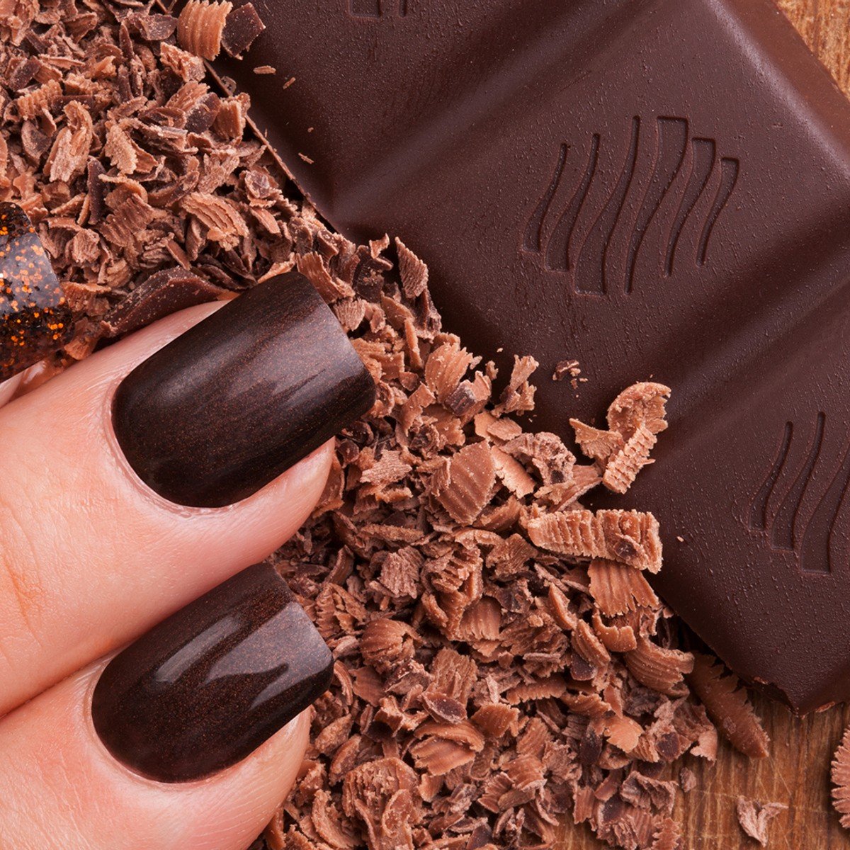 Лак шоколад. Шоколадный маникюр. Шоколадный лак для ногтей. Маникюр шоколад. Коричневый маникюр.