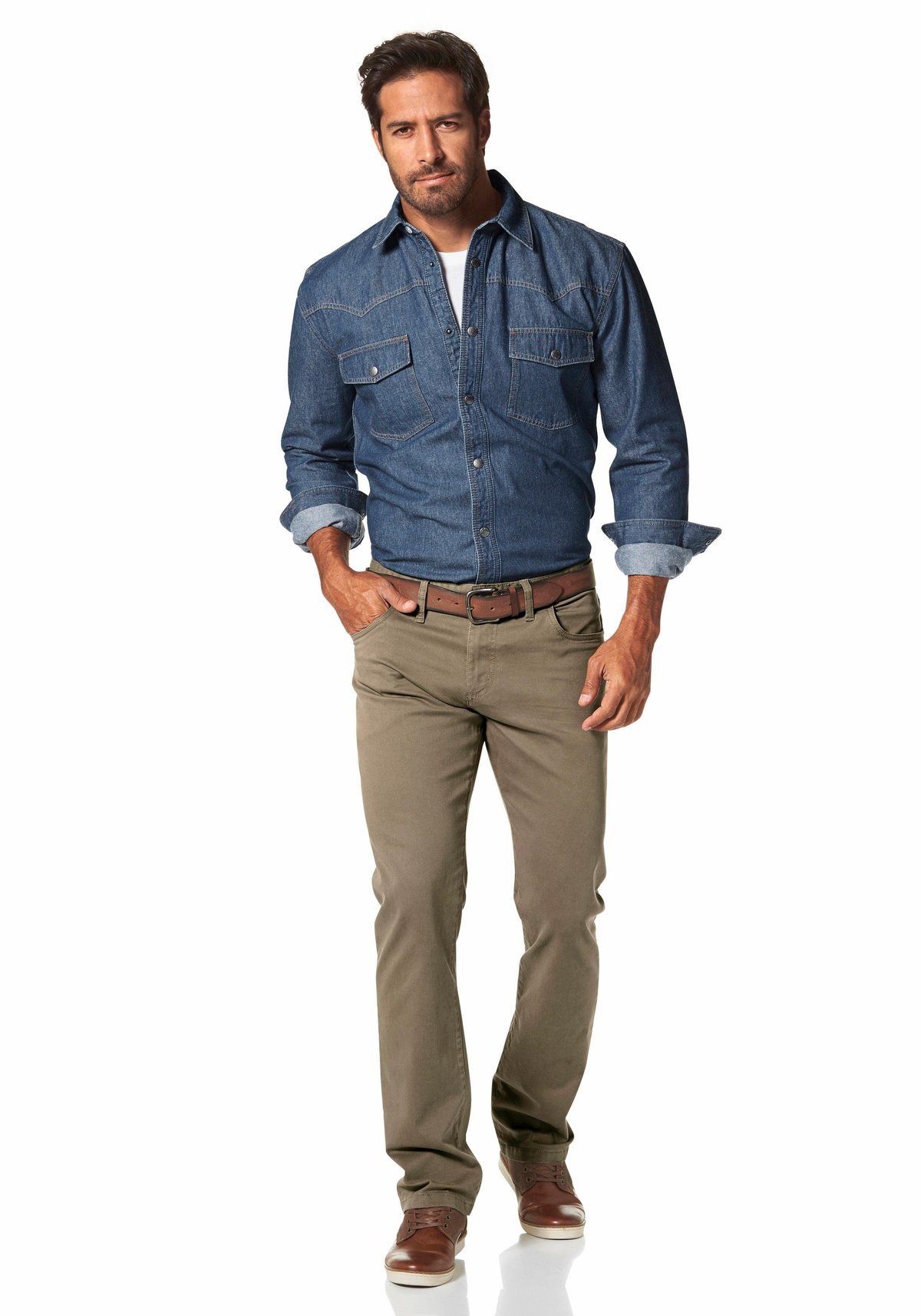 Стиль для мужчины 40. Повседневная одежда для мужчин. Мужская одежда джинсы и рубашки. Повседневная одежда для мужчин 50 лет. Мужчина в джинсах и рубашке.
