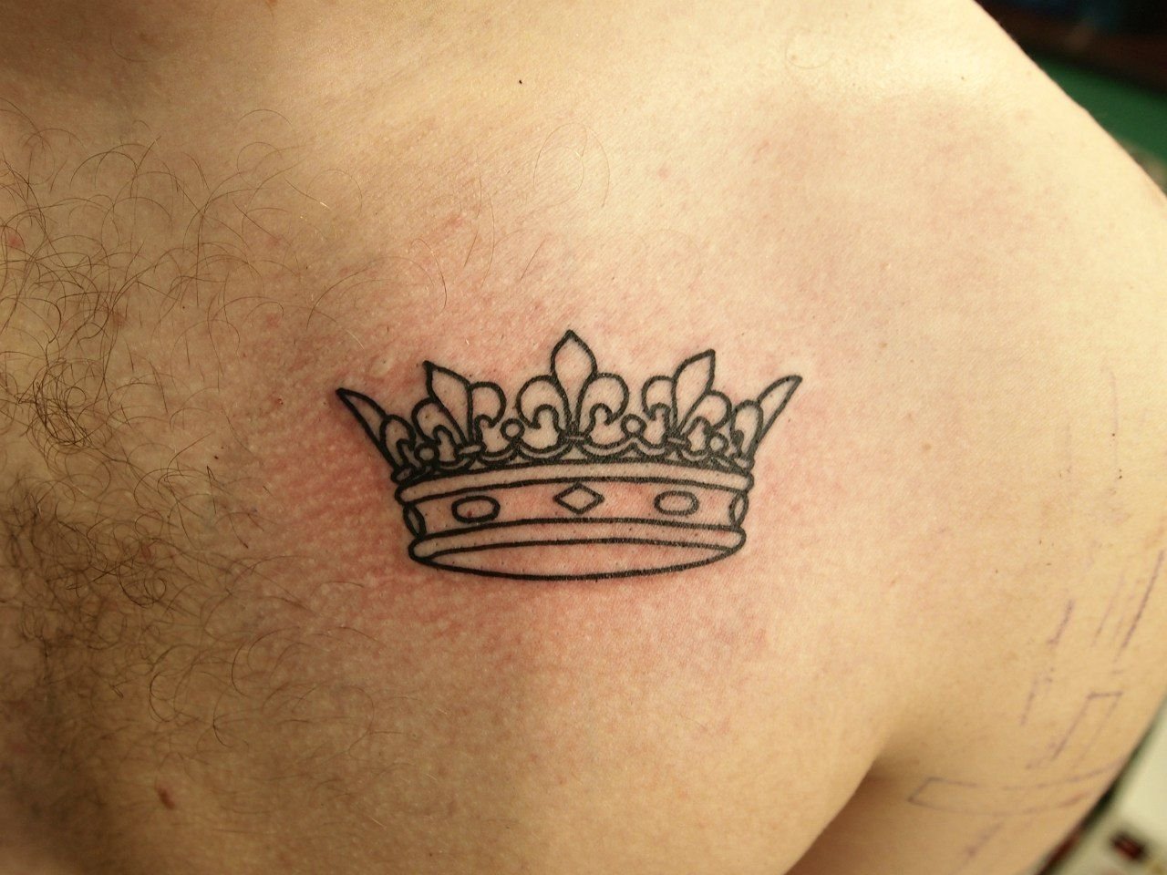 Корона тату мужчин. Тату корона. Тату корона мужская. Тату корона на груди мужские. Корона тату эскиз.