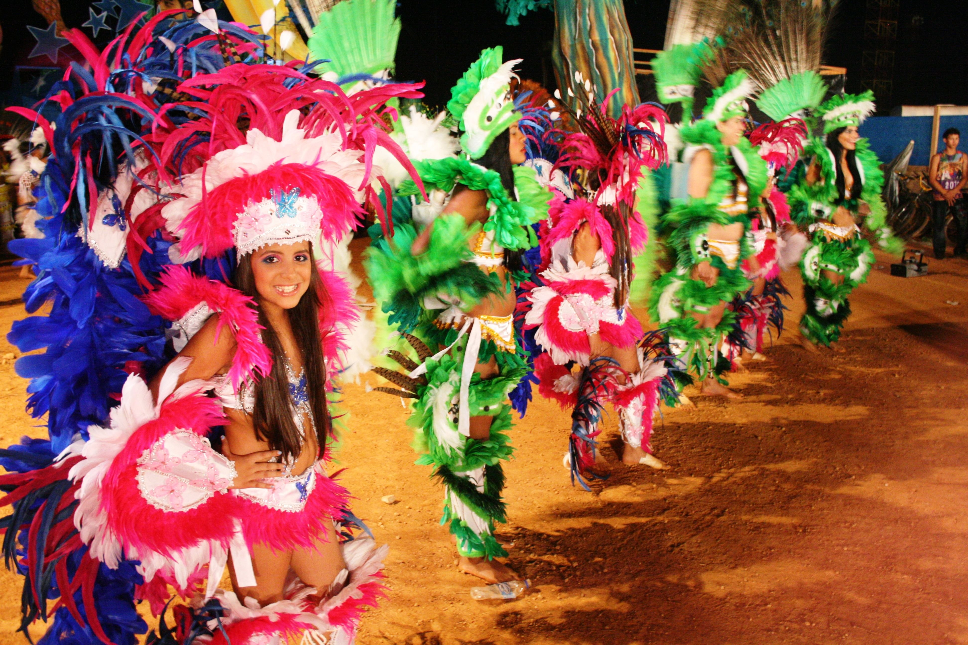 Какая зима в бразилии. Новогодний карнавал в Бразилии. Бразильский новый год костюмы. Карнавал для детей. Одежда для бразильского карнавала.