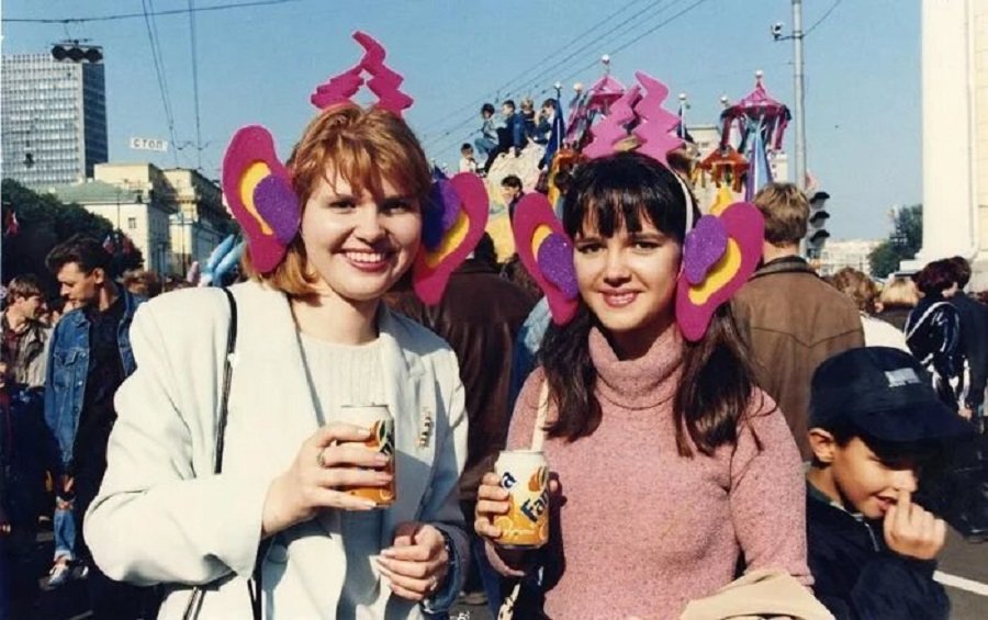 Фото из 90 х девушки. 90-Е годы. Девушки 90-х годов. Молодежь в 90-е годы. 90-Е годы в России.