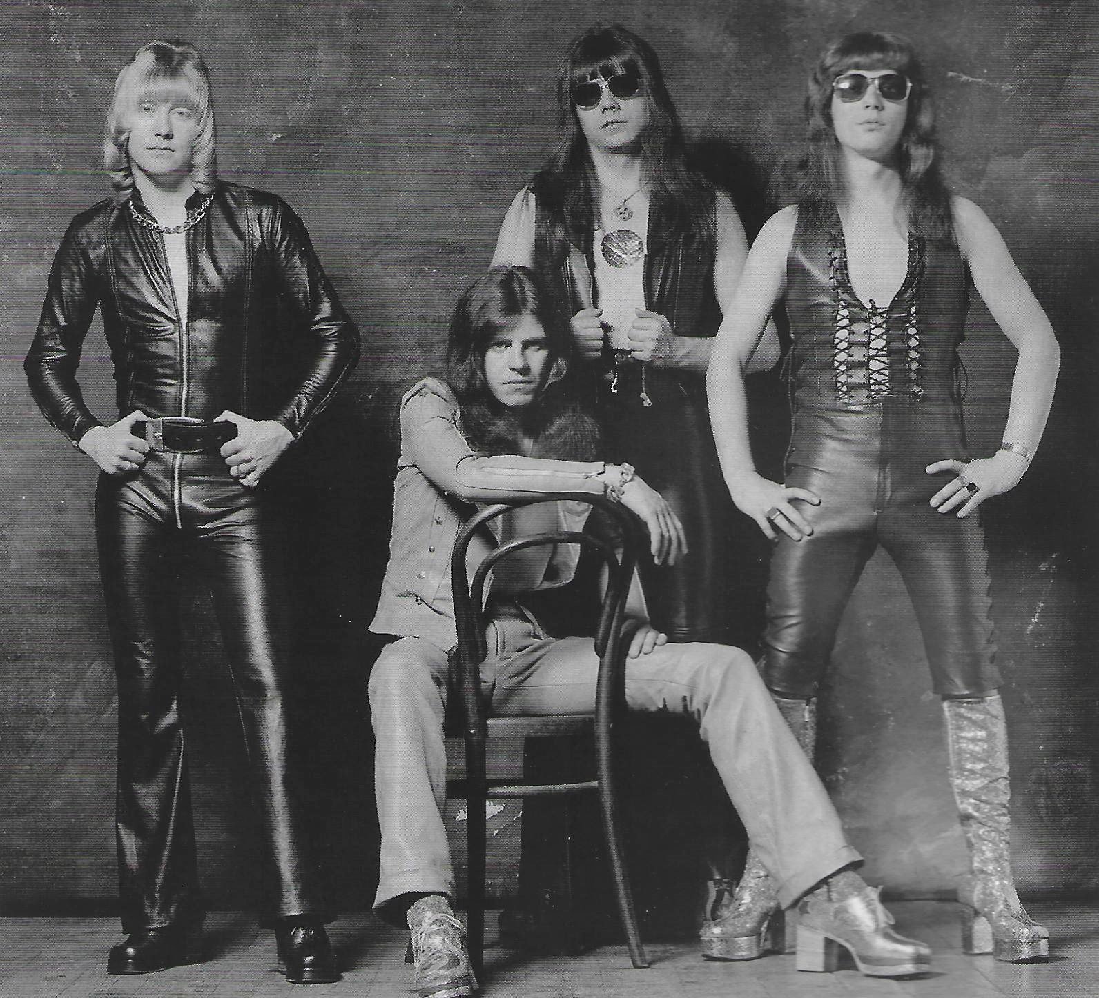 Старый рок зарубежные. Глэм рок 70х группы. Группа Sweet. Glam Rock группы 70. Группа Judas Priest 70s.
