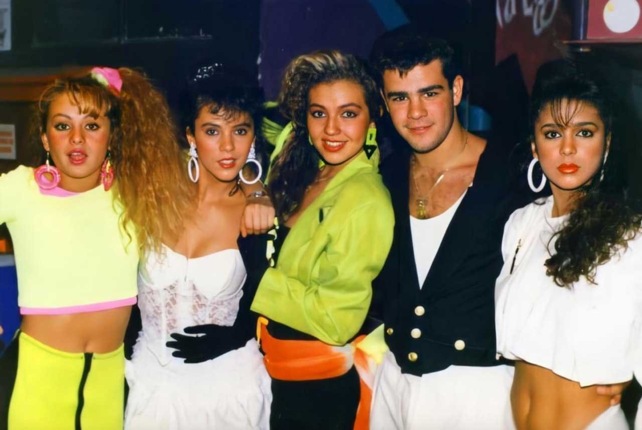 Вечеринки 80 90х. Вечеринка в стиле 80-х. Стиль 90х одежда на вечеринку. Вечеринка в стиле 90-х. Вечеринка в стиле 80-90х.