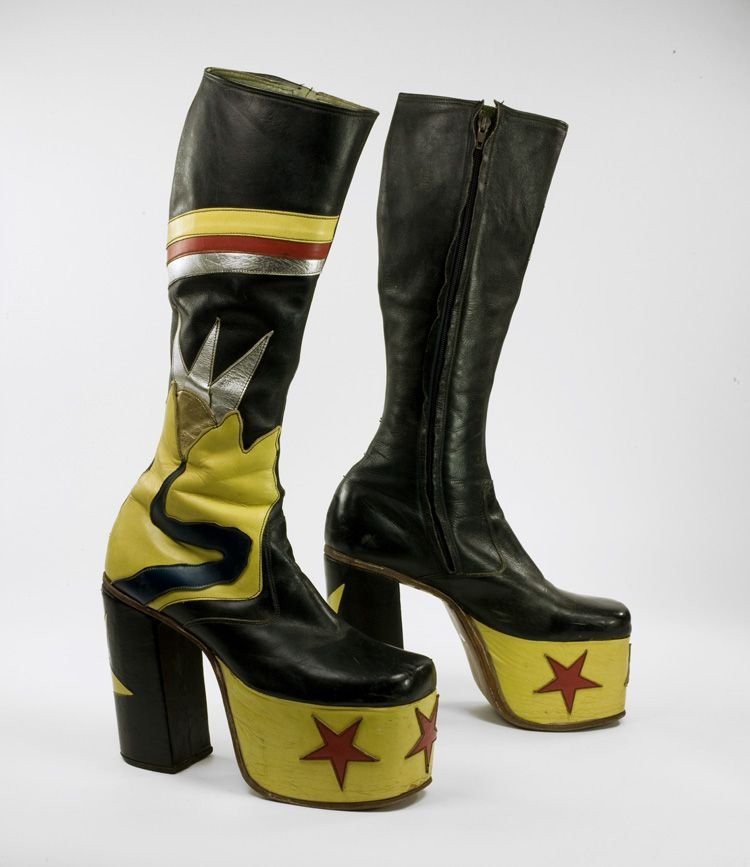 Сапоги 70 годов. Обувь на платформе в 70 х. Сапоги в стиле 70-х. Сапоги на платформе в стиле 70-х. Ботинки в стиле 70-х годов.