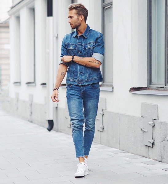 Мужской стиль белая рубашка и джинсы