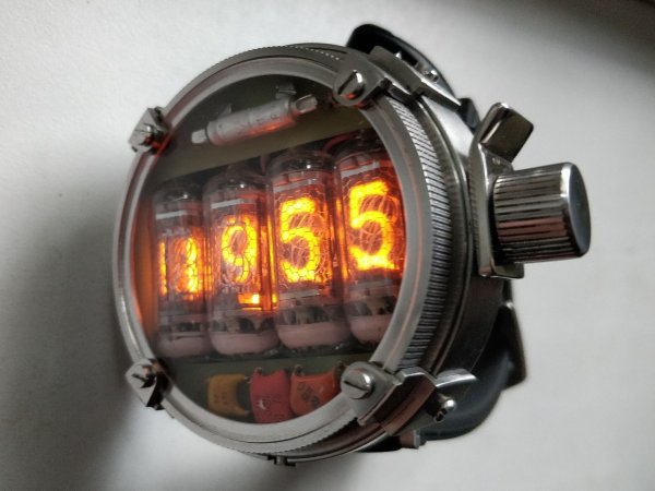 Часы на газоразрядных индикаторах метро 2033