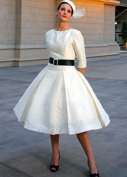 Белое платье с пышной юбкой до колен