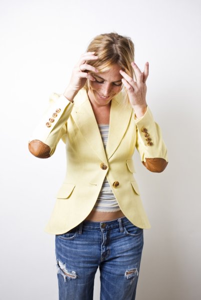 Женский пиджак с латками на локтях
