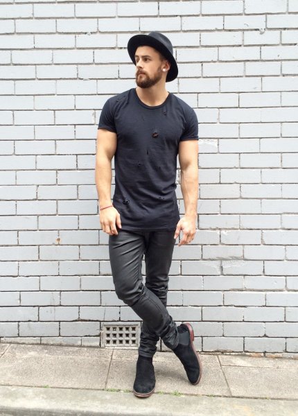 Черная футболка и джинсы мужские