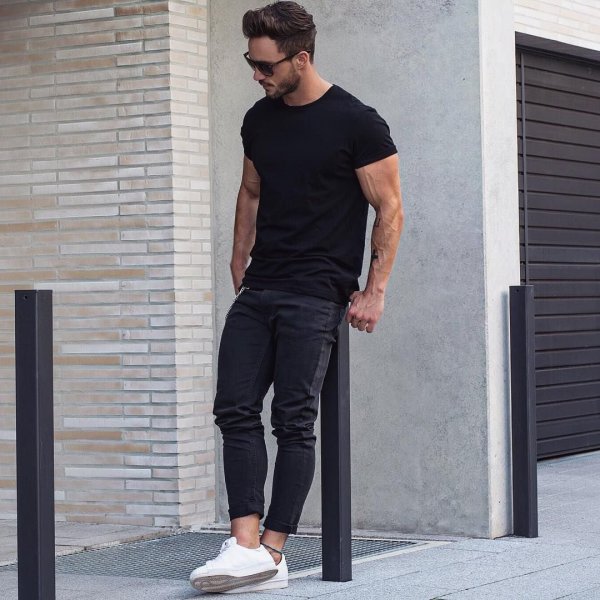 Черная футболка и джинсы мужские