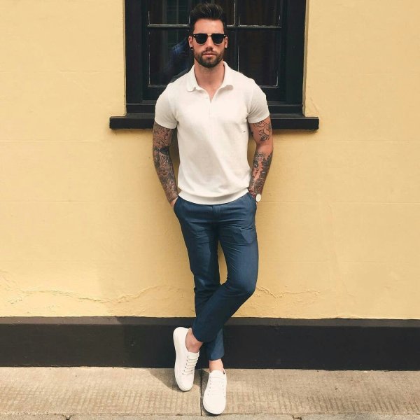Мужской стиль джинсы белая футболка и кеды