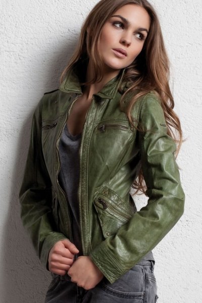 Девушка в зеленой кожаной куртке
