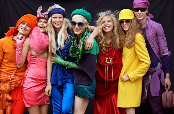 Люди в разноцветной одежде
