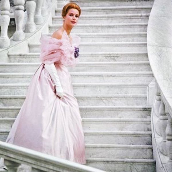 Грейс Келли в розовом платье