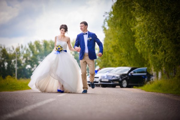 Свадебное платье с синими туфлями