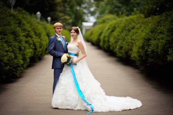 Невеста в голубом платье с женихом