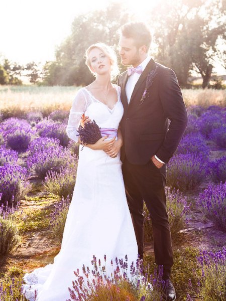 Жених и невеста в фиолетовом цвете