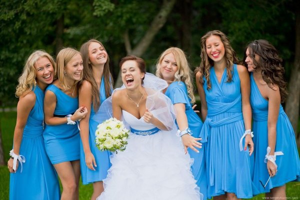 Невеста и подружки невесты в одинаковых платьях