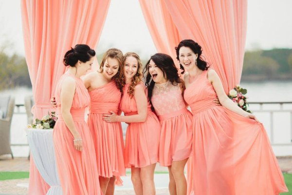 Подружки невесты в одинаковых платьях