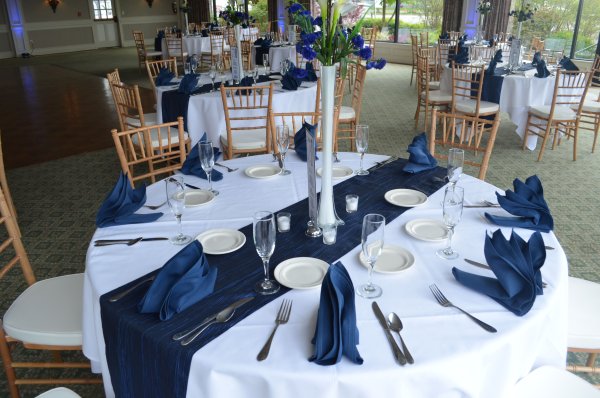 Свадебная сервировка стола в голубом цвете