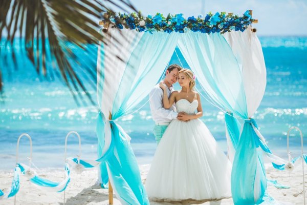 Свадьба в бирюзовом цвете на море