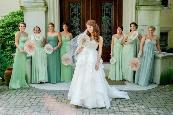 Фисташковые платья подружек невесты