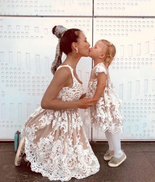 Кружевное платье мама и дочка