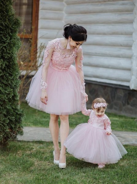 Мама с дочкой в пышных платьях