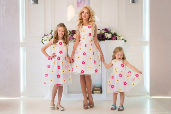 Платья для мамы и двух дочек