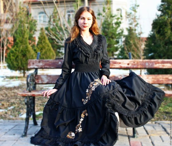 Черное платье в стиле бохо