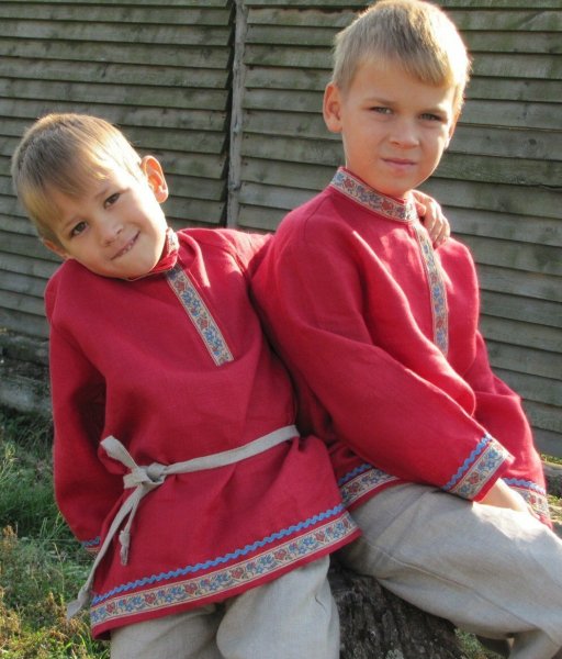Мальчик в славянской одежде