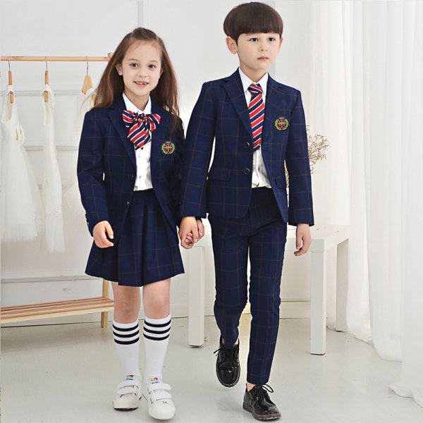 Дети в школьной одежде