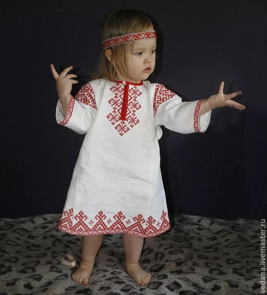 Дети в славянских костюмах