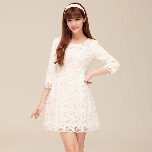 Короткое белое платье с длинным рукавом