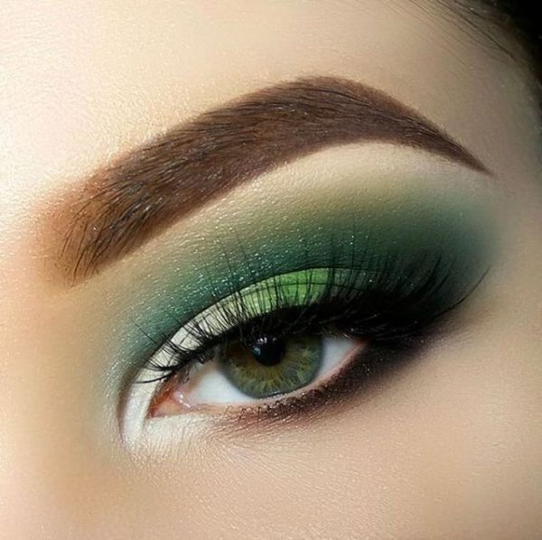 Красивый макияж зелеными тенями