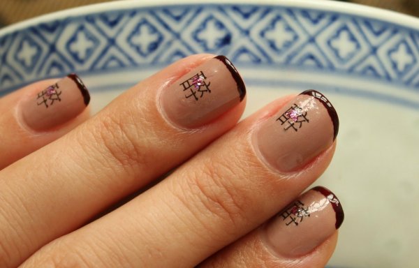 Иероглифы на ногтях