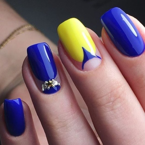 Ногти синие с желтым