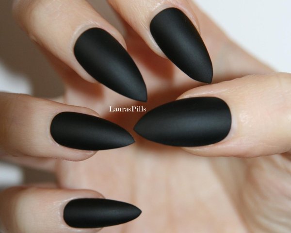 Нарощенные ногти черные матовые