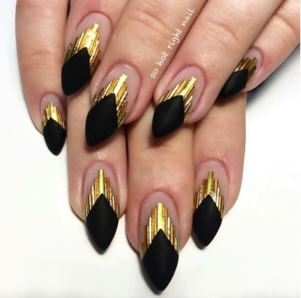 Чёрный френч с золотом на ногтях