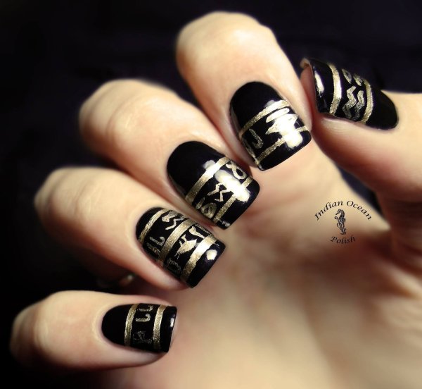 Черные ногти с иероглифами