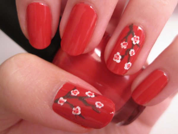 Красный маникюр с цветочками на короткие ногти