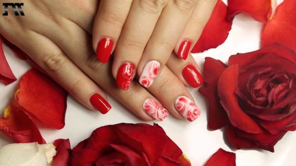 Красные ногти с белыми розами