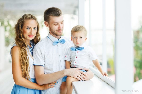 Семейная фотосессия в одном стиле одежды