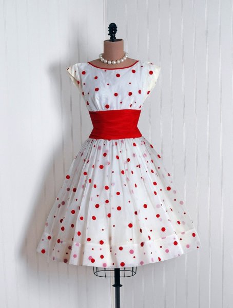 Платье в стиле 50-х с пышной юбкой